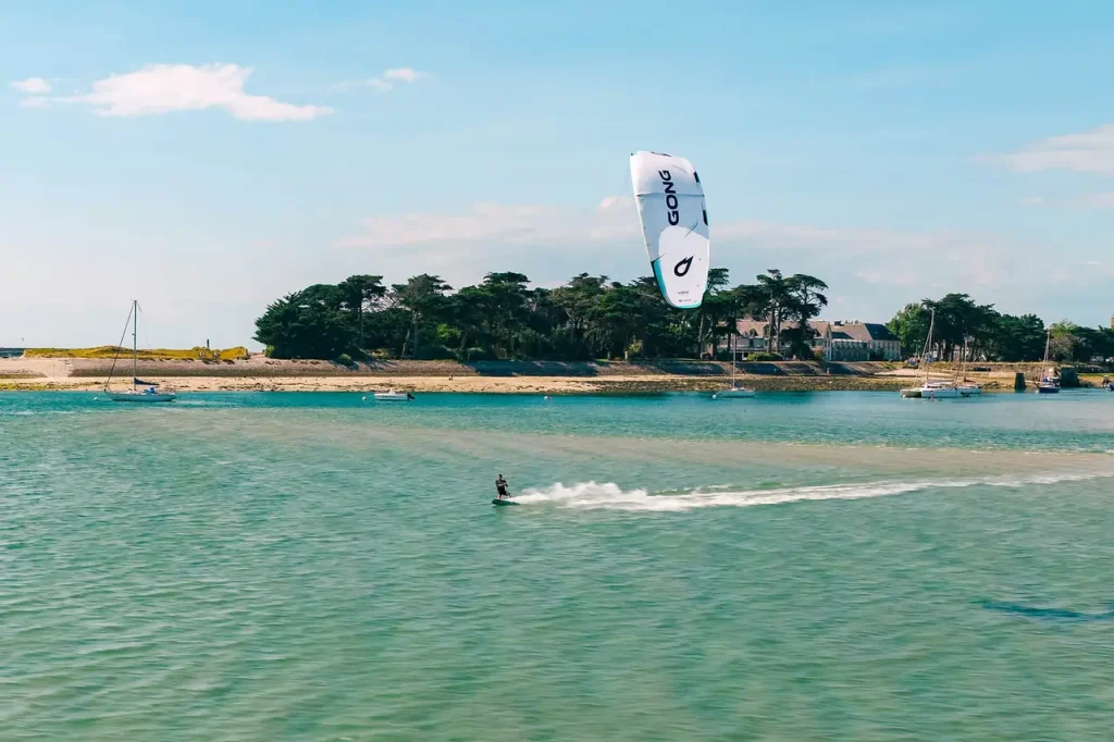 Sports aquatiques : pourquoi le kite et le paddle séduisent de plus en plus de pratiquants